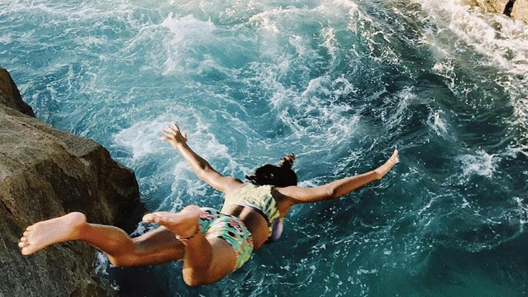 woman jumped from the cliff